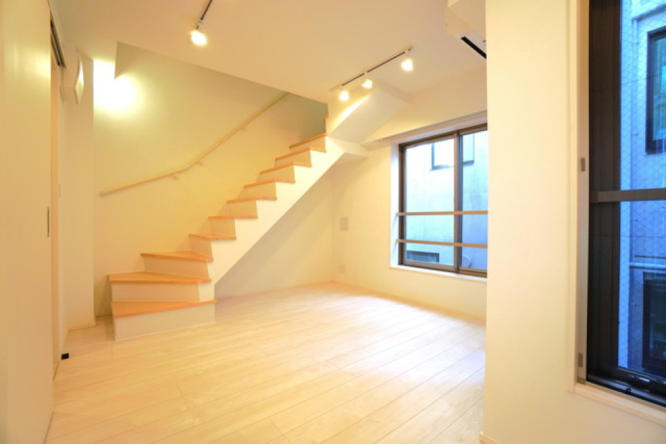 扉を開けると１０．１帖のLDKがお出迎え♪※写真は同タイプ住戸です。