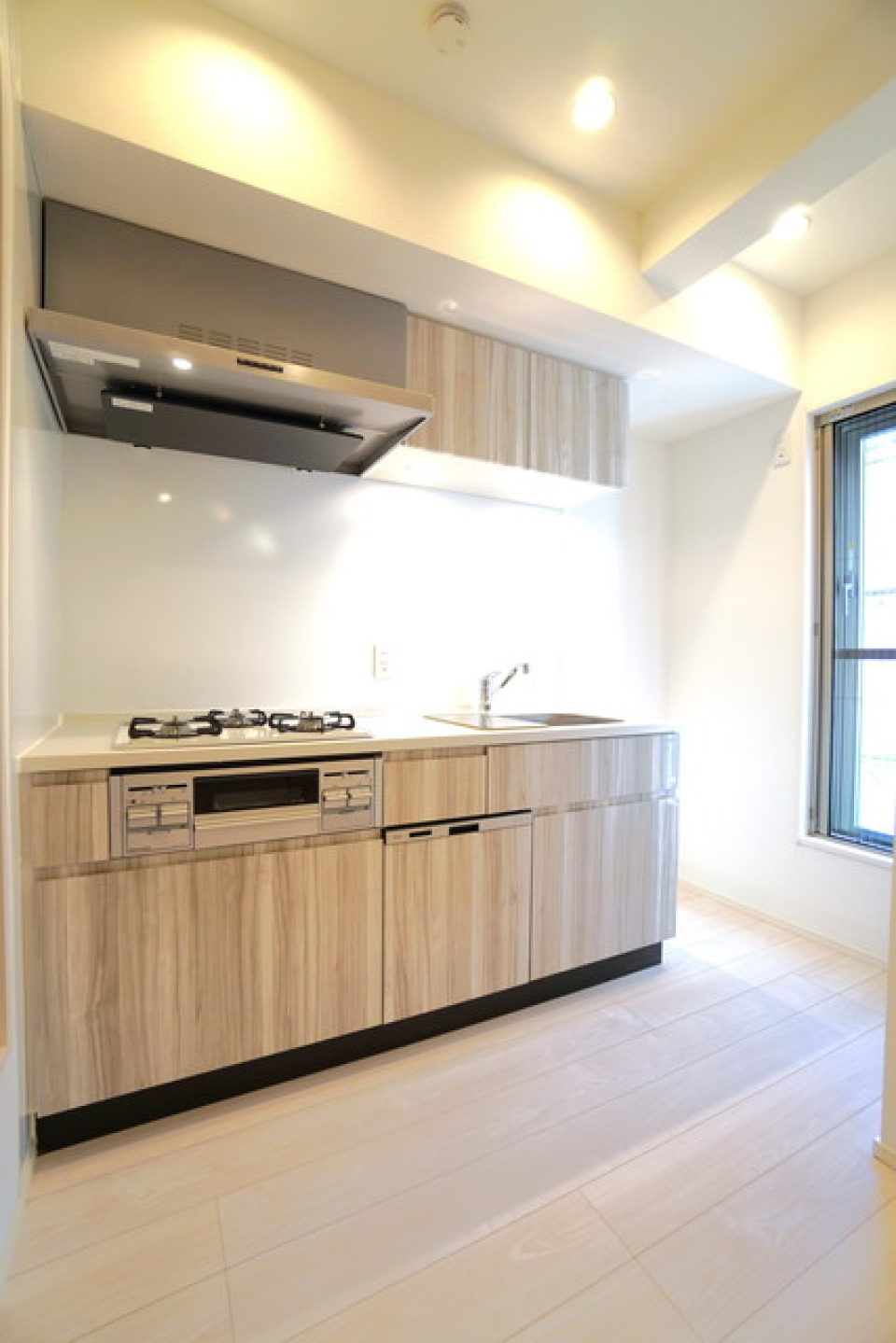 ３口のガスコンロが導入されたキッチン。※写真は同タイプ住戸です。