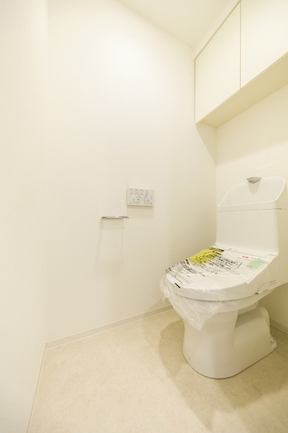 棚があるので掃除用具を整理整頓しやすそうです。※写真は同タイプ住戸です。