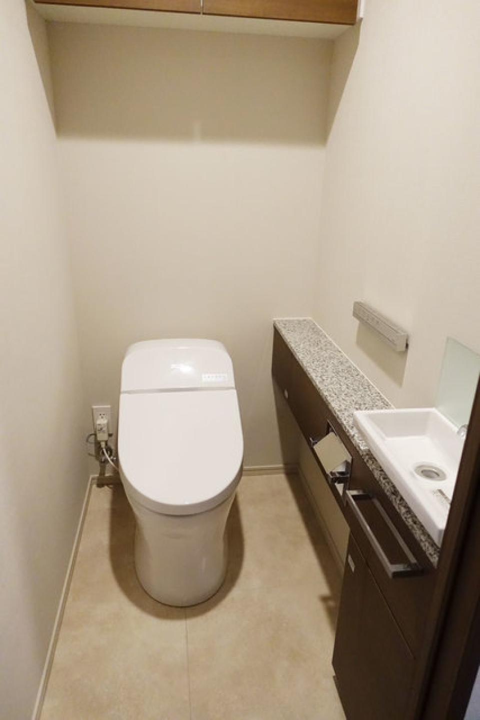 トイレに手を洗うところが嬉しいですね。※写真は同タイプ住戸です。
