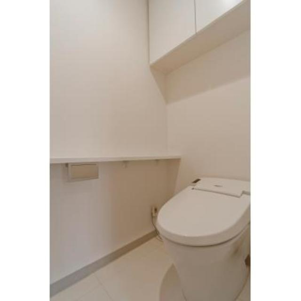 棚があるので掃除用具を整理整頓しやすそうです。※写真は同タイプ住戸です。