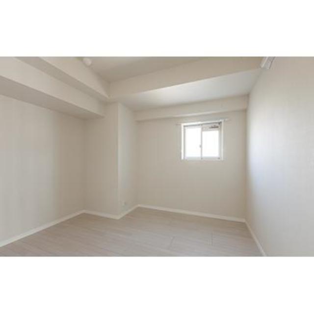 こちらは、間取りにはサービスルームと書かれたお部屋です！6.2帖あります。
※写真は同タイプ住戸です。