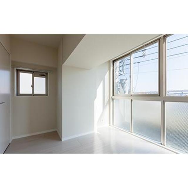 小窓付きベッドルーム。窓全部開けると寒い！という方におススメのサイズの窓です。
※写真は同タイプ住戸です。