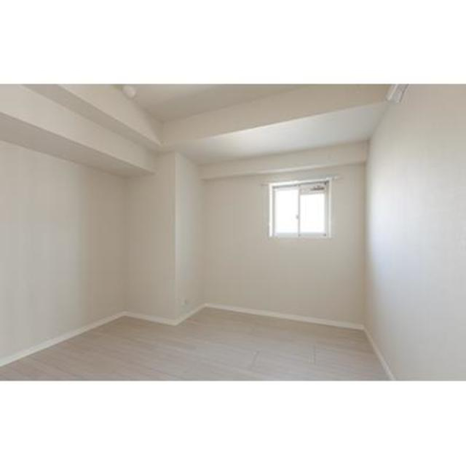 こちらは、間取りにはサービスルームと書かれたお部屋です！6.2帖あります。
※写真は同タイプ住戸です。