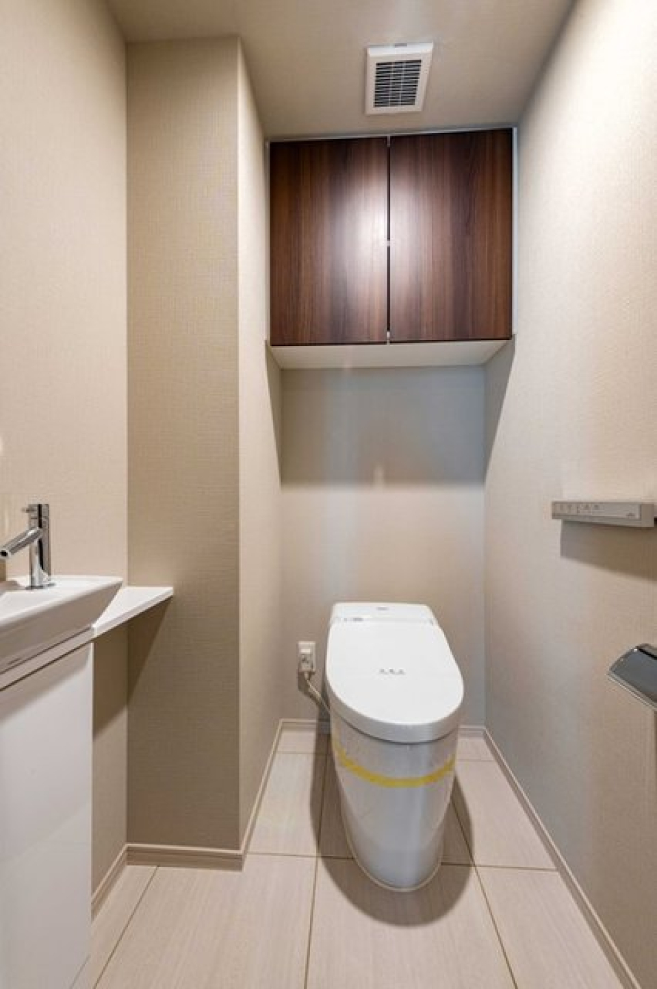 お手洗いは、ウォシュレット付きのトイレとなっております。室内に洗面台もあり、広々とした空間となっています。
※写真は同タイプ住戸です。