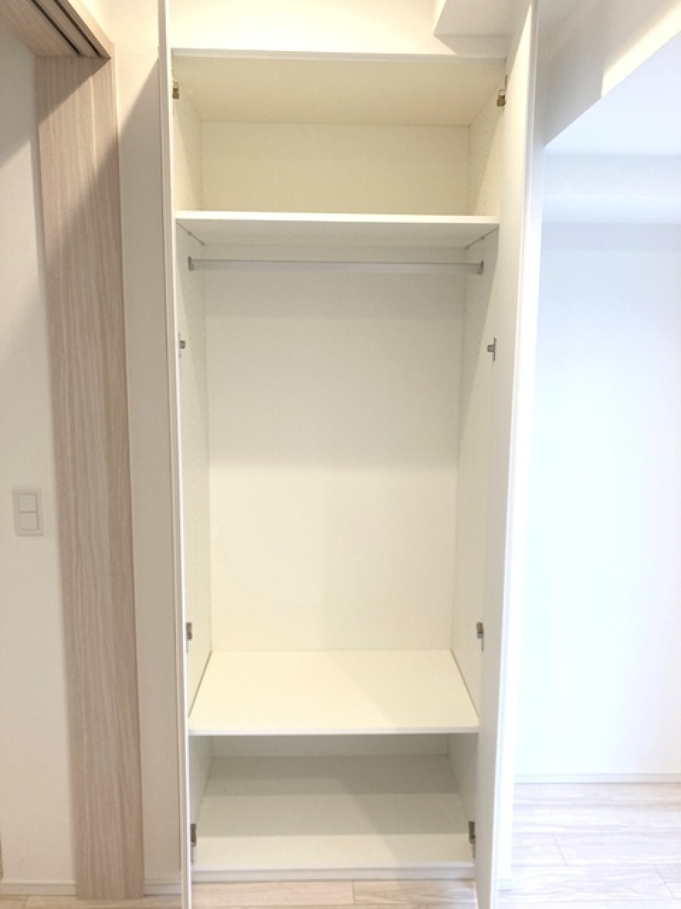 収納を開けた時の様子。※写真は同タイプ住戸です。