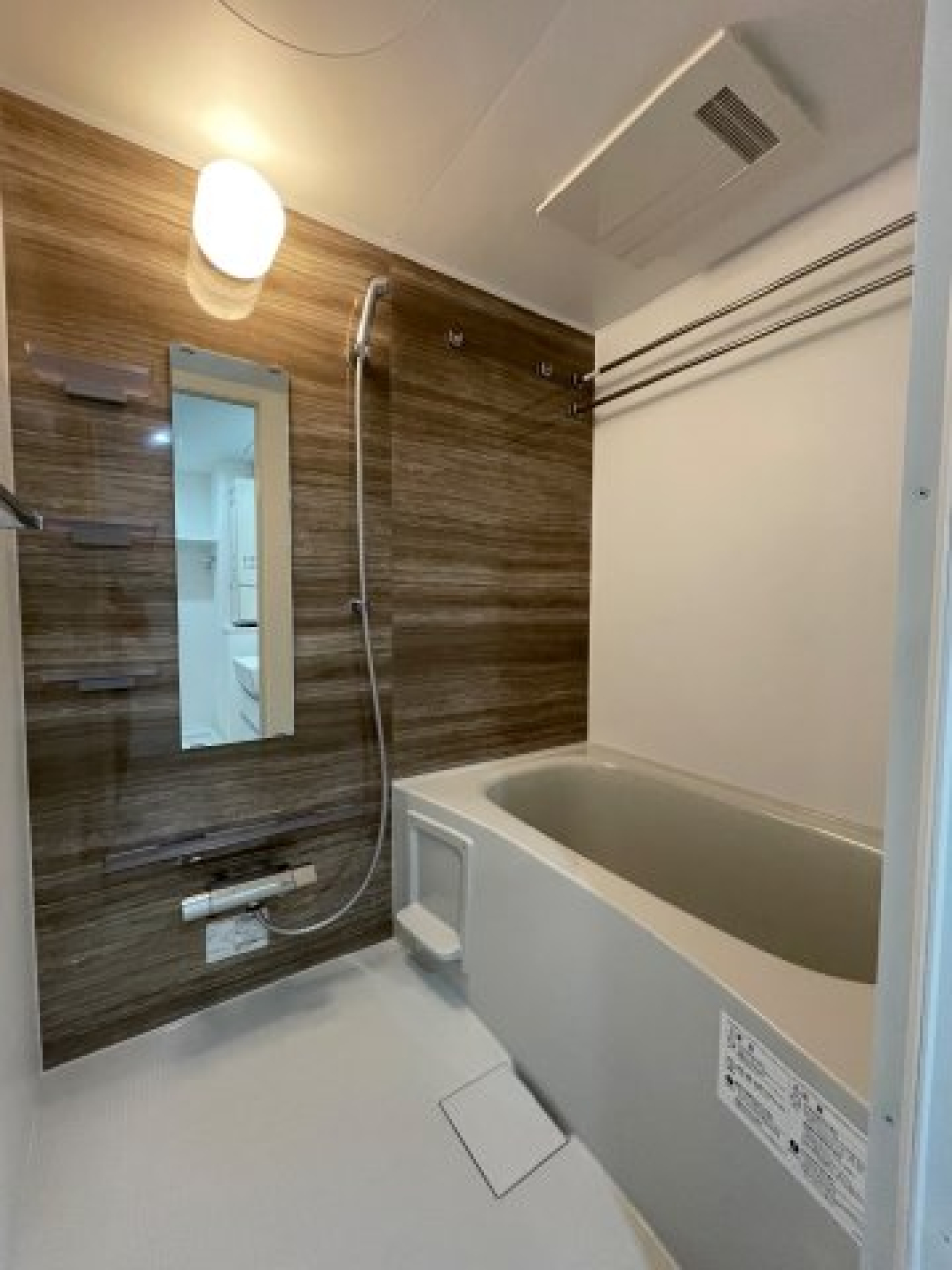木目調のパネルが導入された浴室。