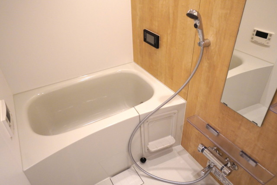 ナチュラルな木目調のパネルが導入されている浴室です。※写真は同タイプ住戸です。