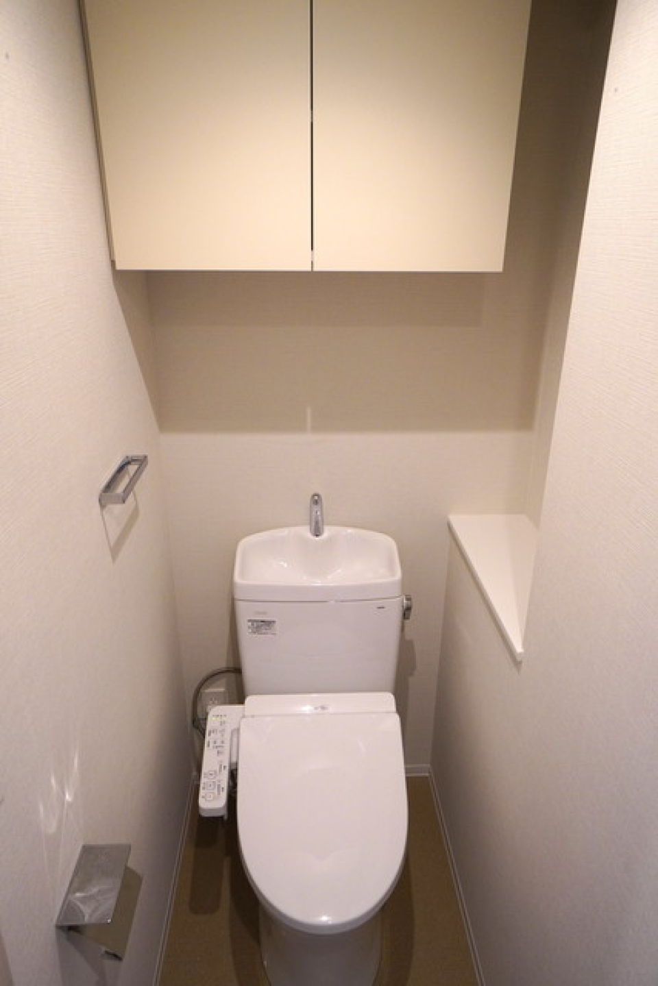 棚があるので掃除用具を整理整頓しやすそうです。※写真は同タイプ住戸です。
