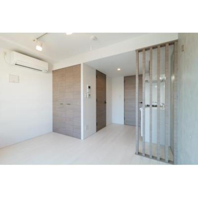 右側の格子状の裏に冷蔵庫が置ける設計ですね！※写真は同タイプ住戸です。