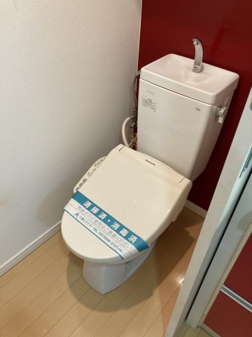 ココにも赤い壁があしらわれたトイレが！