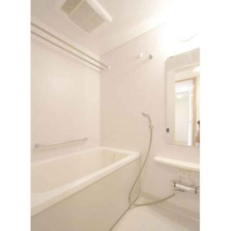 シンプルな浴室の様子。※写真は同タイプ住戸です。