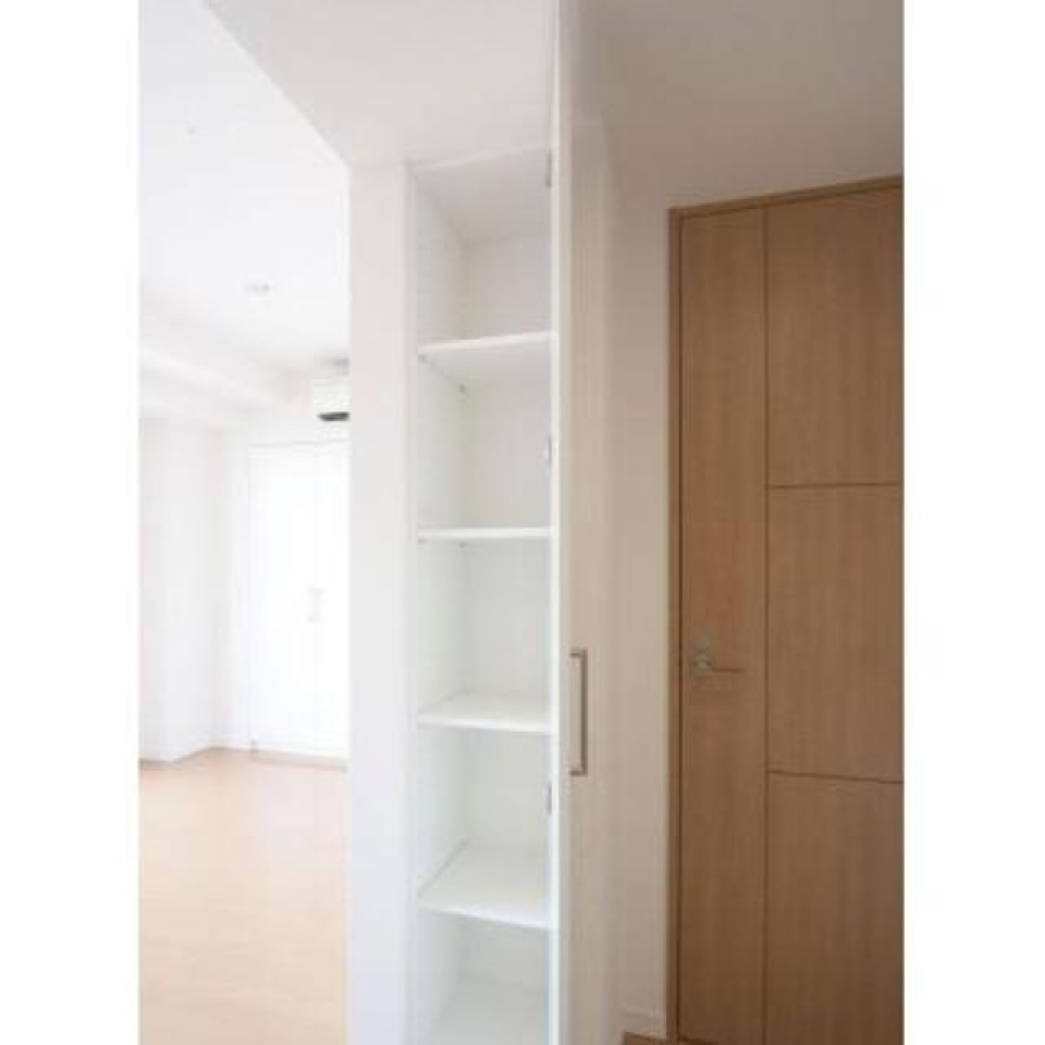 収納を開けた時の様子。※写真は同タイプ住戸です。