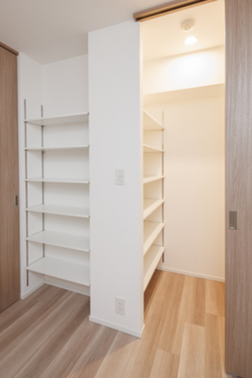 ４．１帖の洋室からはウォーキングクローゼットへアクセスが出来ます。
※写真は同タイプ住戸です。
