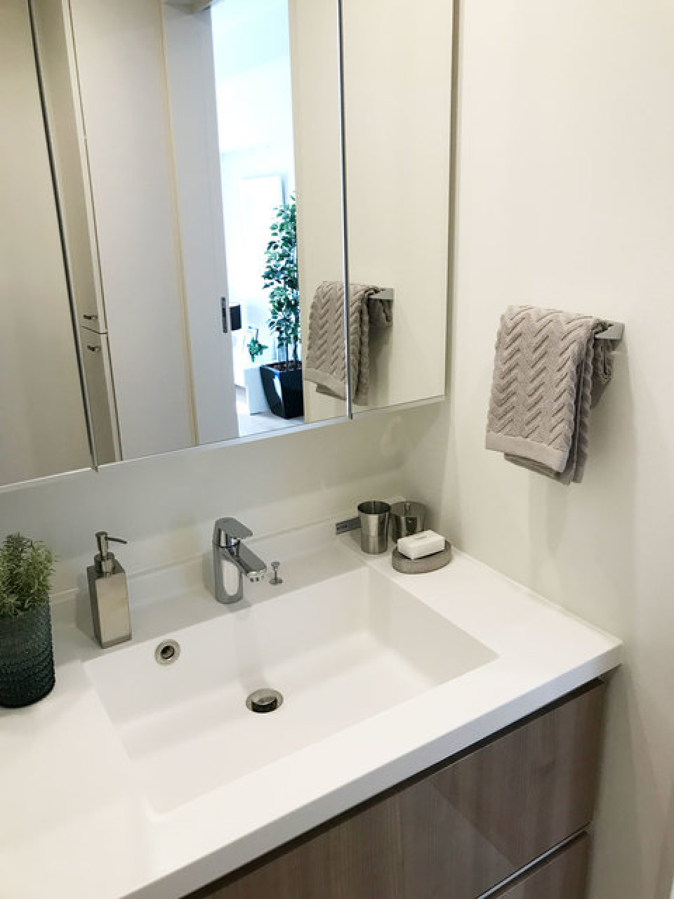 洗面台も大きな鏡がついているので、朝の支度が楽になりそうです！
※写真は同タイプ住戸です。