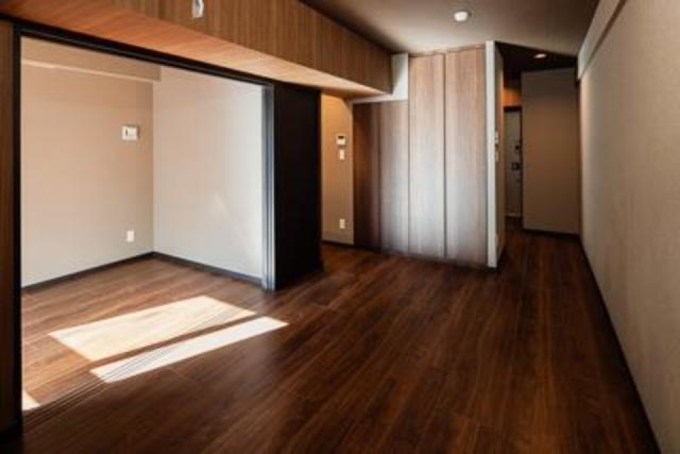 8.7帖のリビングダイニングと4.0帖の洋室になります。写真は同タイプ住戸です。