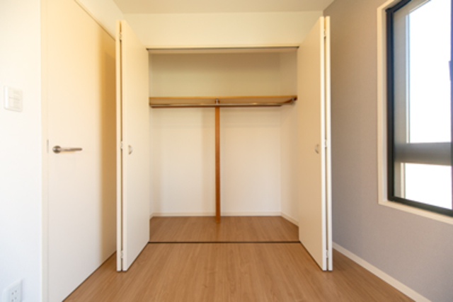 収納を開けた時の様子。※写真は同タイプ住戸です。