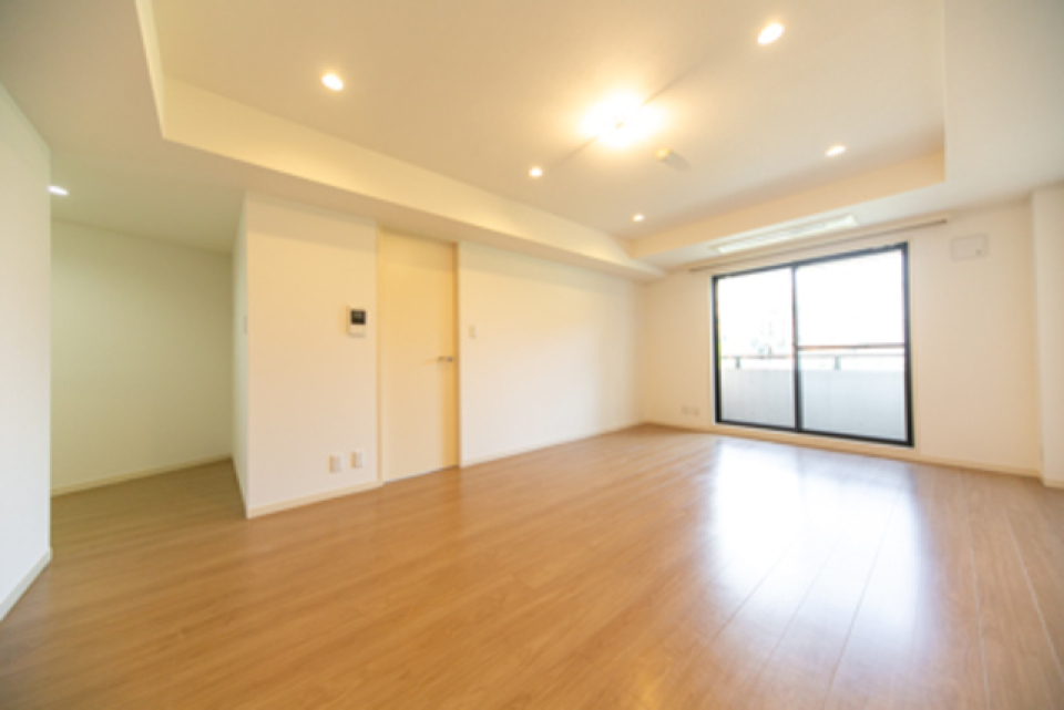 明るい日差しがバルコニーから入ります。※写真は同タイプ住戸です。