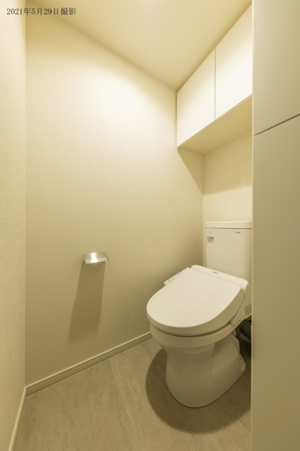 便利な収納棚付きの清潔感のあるトイレです。
※写真は同タイプ住戸です。