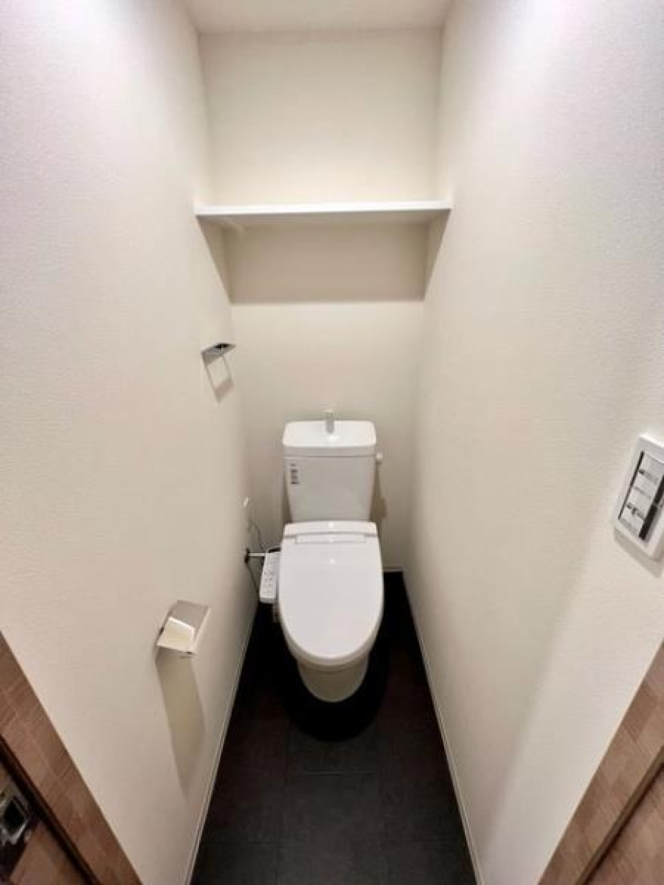 棚があるので掃除用具など整理整頓しやすそうですね。