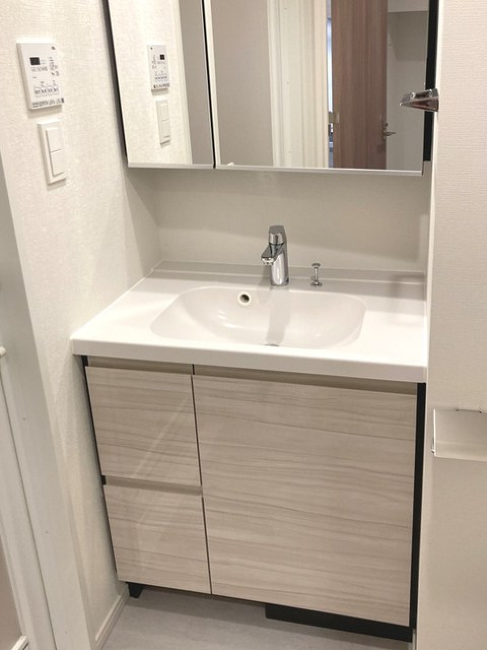 洗面台はトイレと同じ空間にあります。※写真は同タイプ住戸です。