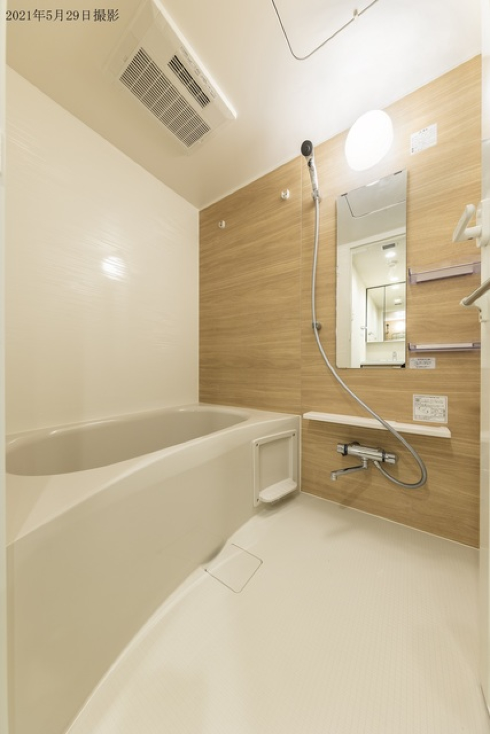 ナチュラルなパネルが使用されている浴室です。※写真は同タイプ住戸です。