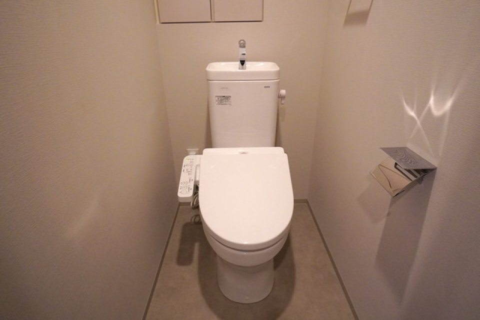 水栓付きのトイレで場所も取らずに賢い。※写真は同タイプ住戸です。
