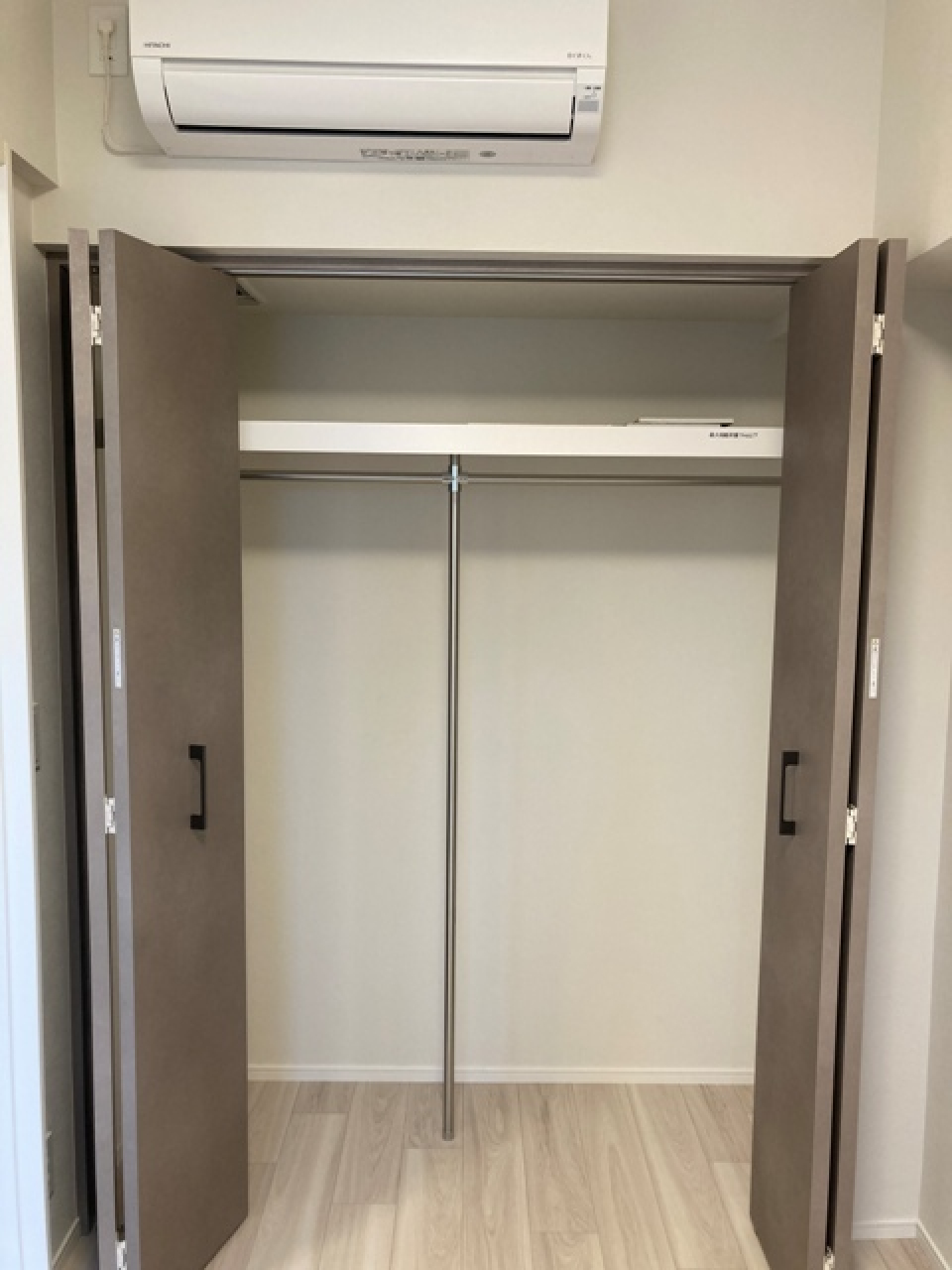 クローゼットを開けた時の様子です。※写真は同タイプ住戸です。