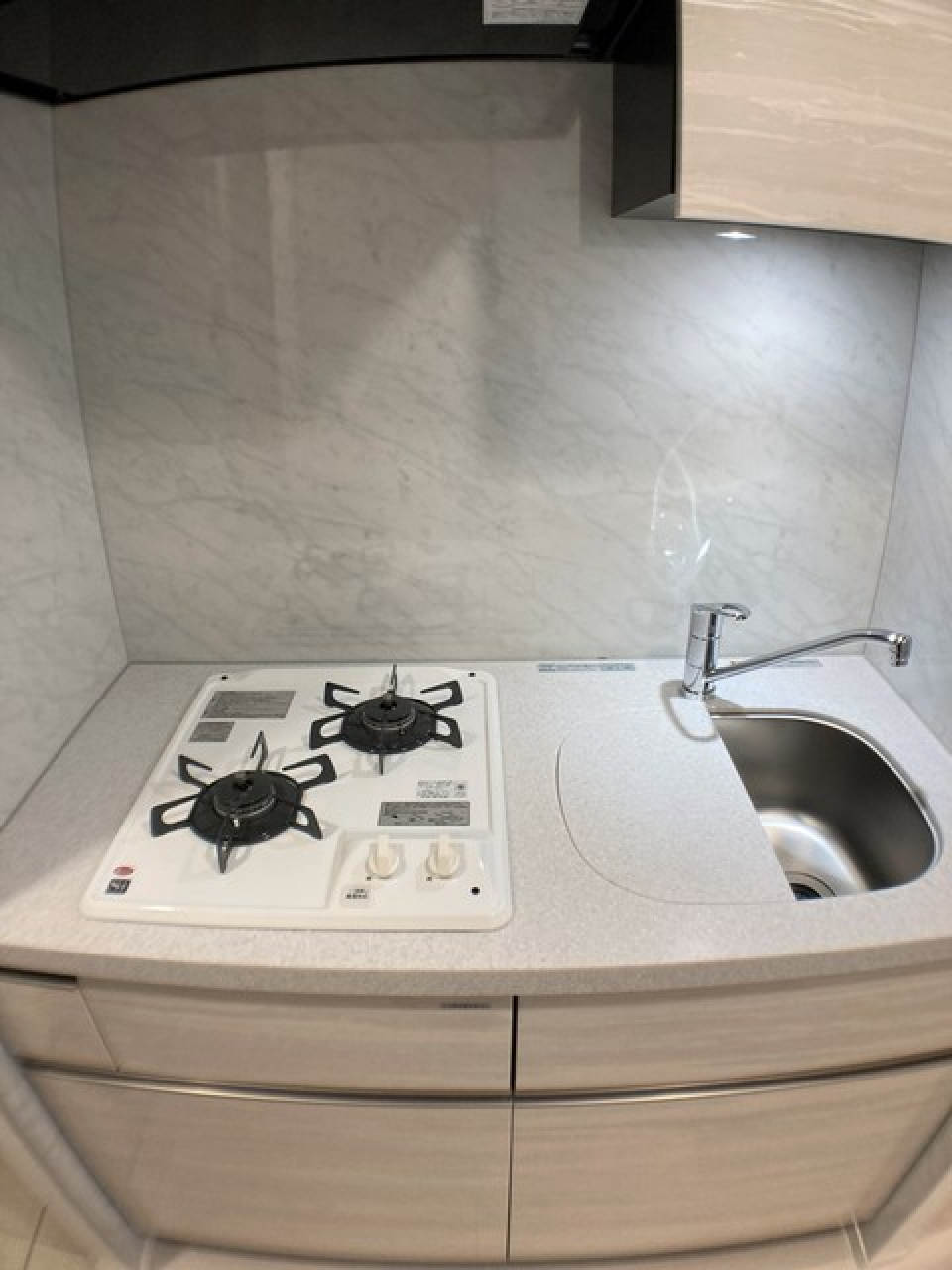 2口のガスコンロが導入されたキッチンです。※写真は同タイプ住戸です。