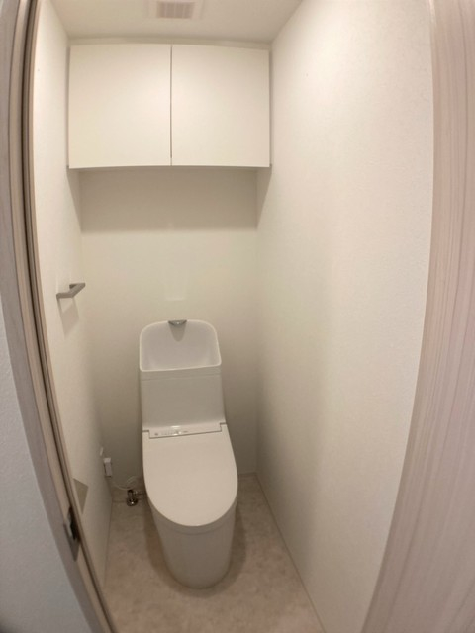 棚があるので掃除用具を整理整頓しやすそうです。※写真は同タイプ住戸です。