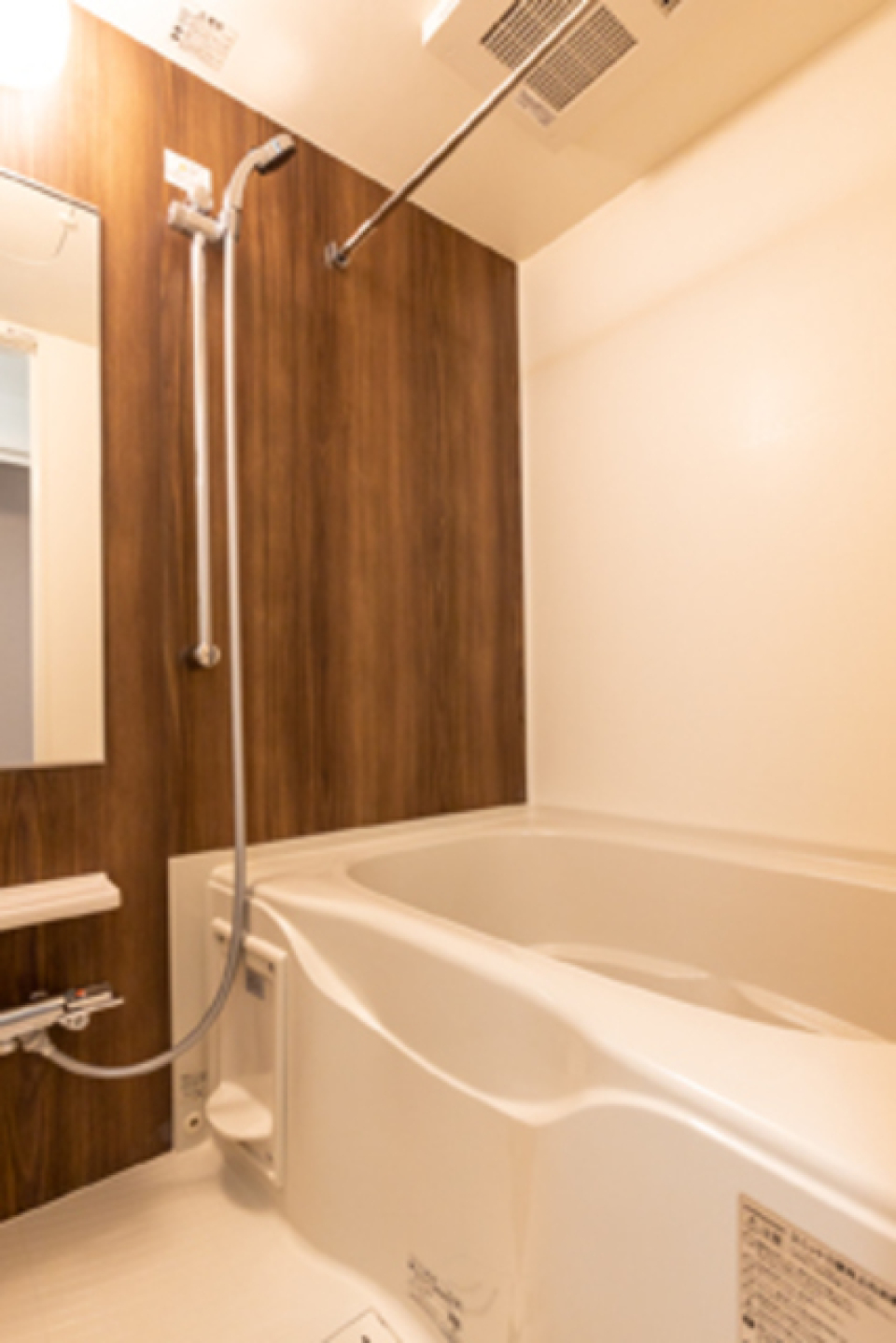 木目調のパネルで落ち着いた空間になっている浴室です。※写真は同タイプ住戸です。