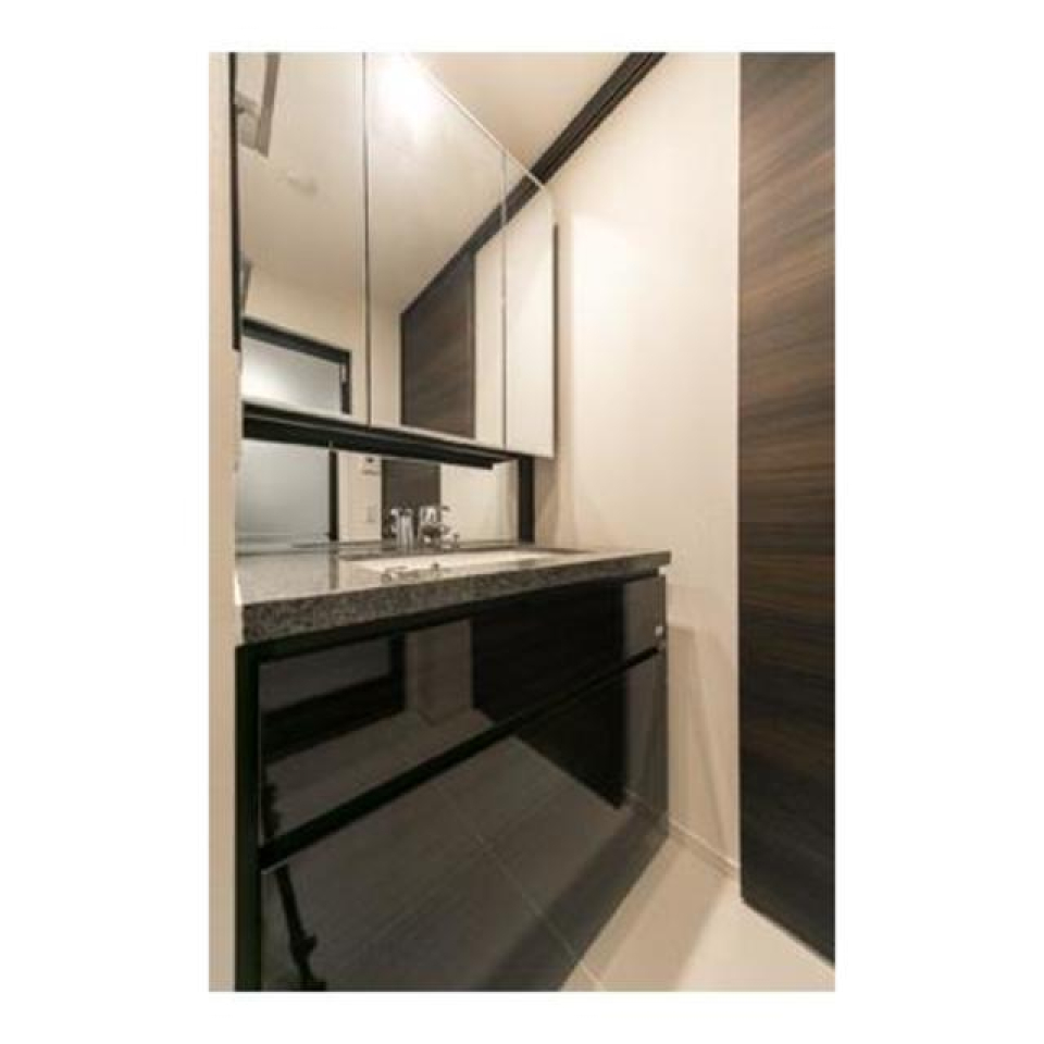 こちらも黒のパネルがオシャレな独立洗面台。※写真は同タイプ住戸です。