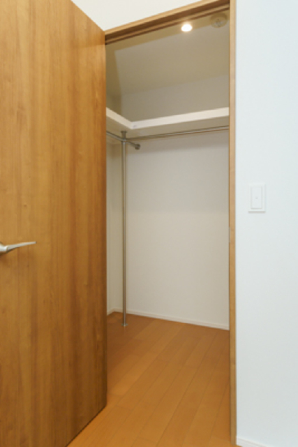 ウォークインクローゼットにアクセスができます。※写真は同タイプ住戸です。