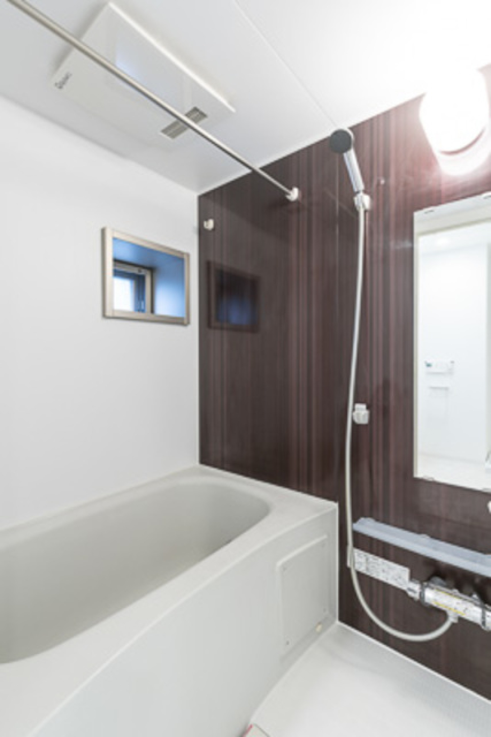 ダークのパネルが導入された浴室。※写真は同タイプ住戸です。