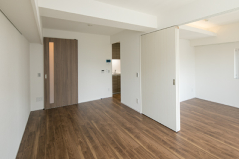 ７．９帖のLDKと５．２帖の洋室が広がります。※写真は同タイプ住戸です。