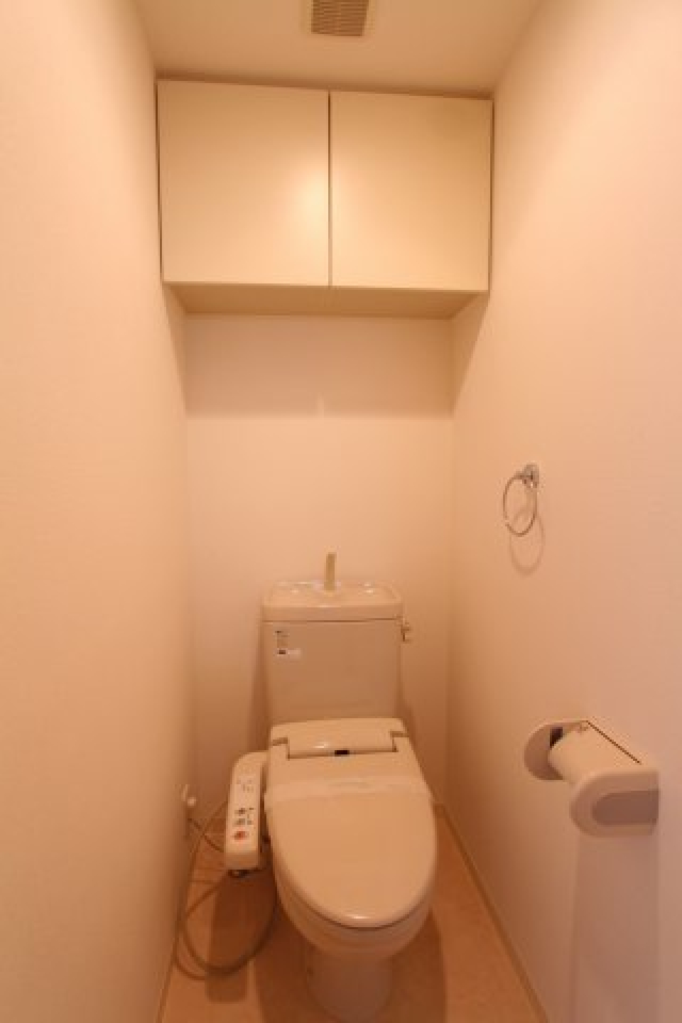 棚があるので掃除用具を整理整頓しやすそうです。※参考写真