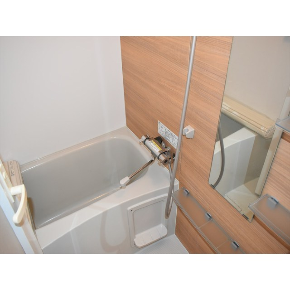 ナチュラルな木目調のパネルが導入されている浴室です。