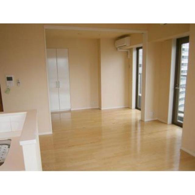 いくつか窓があるから、明るい光を取り込めます。※写真は同タイプ住戸です。