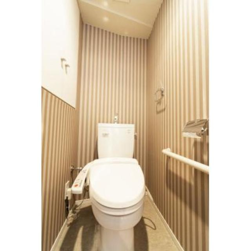 ストライプのトイレがオシャレですね！※写真は同タイプ住戸です。