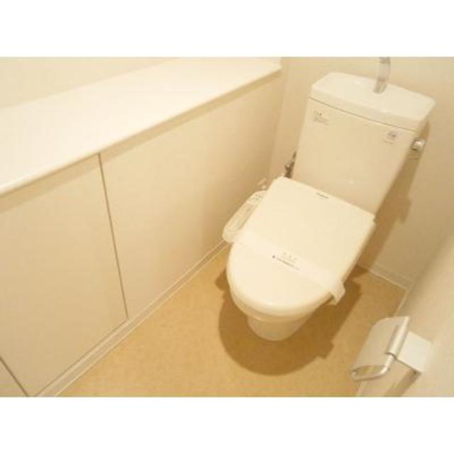 カウンターにものを置けそうなトイレです。※写真は同タイプ住戸です。