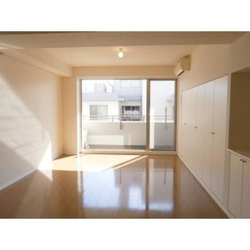 明るい陽射しが入った時の様子。※写真は同タイプ住戸です。