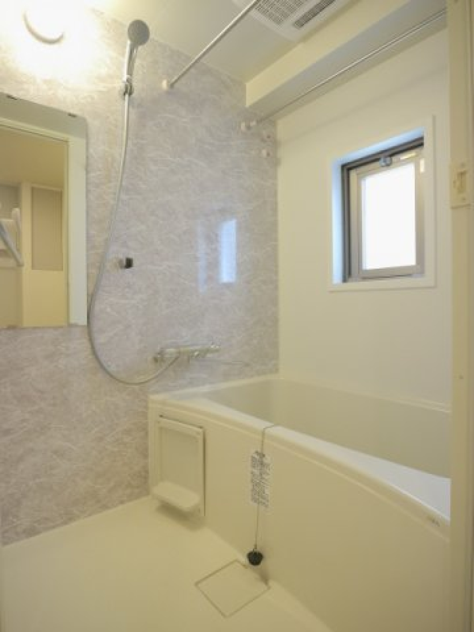 シンプルな浴室の様子。