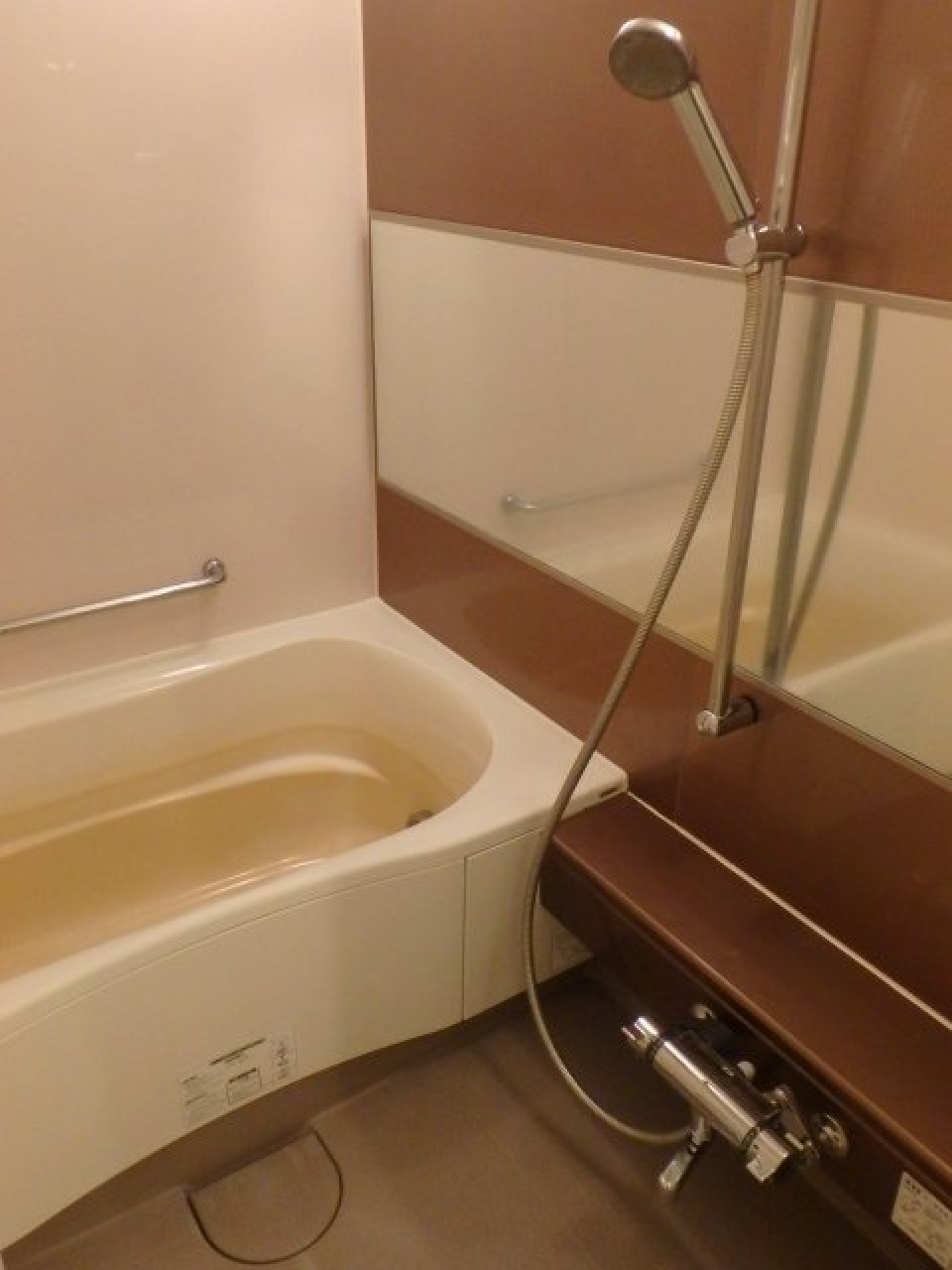 ナチュラルなパネルが導入された浴室です。