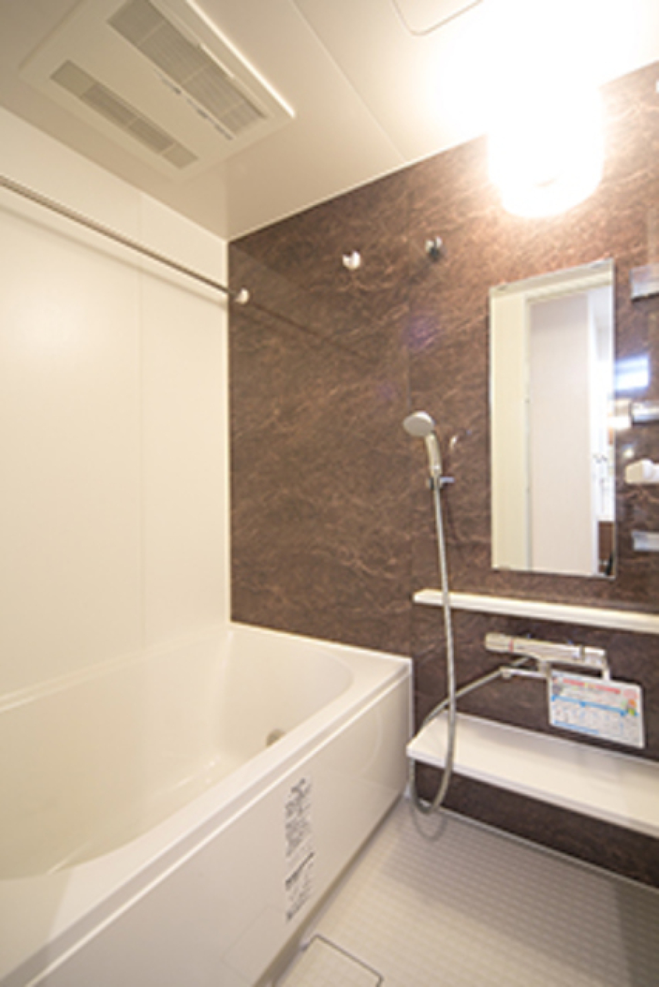 ブラウンのパネルが導入された浴室です。※写真は同タイプ住戸です。