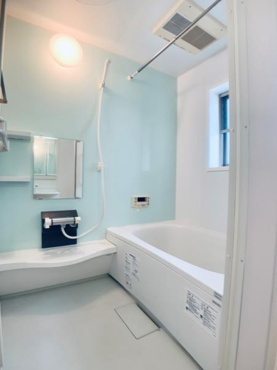 浴室は明るいブルーのパネルの空間でゆったりとできそうですね！