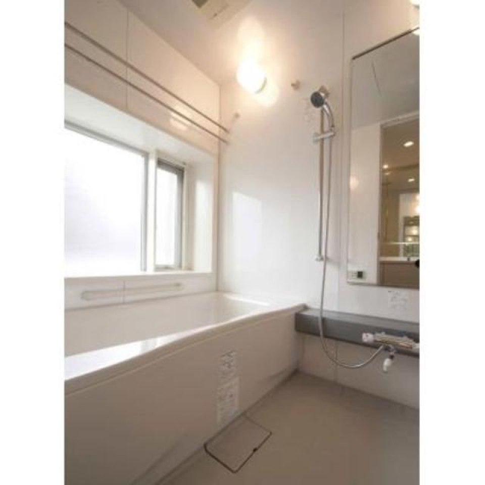 洋室にも大きな窓があるのが嬉しい。※写真は同タイプ住戸です。