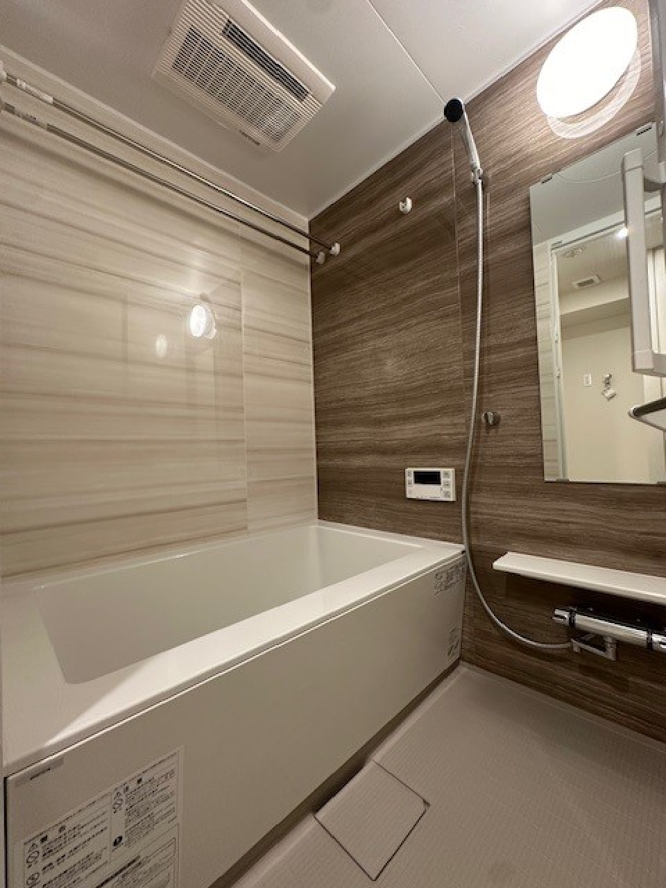ナチュラルな木目調のパネルが導入された浴室です。