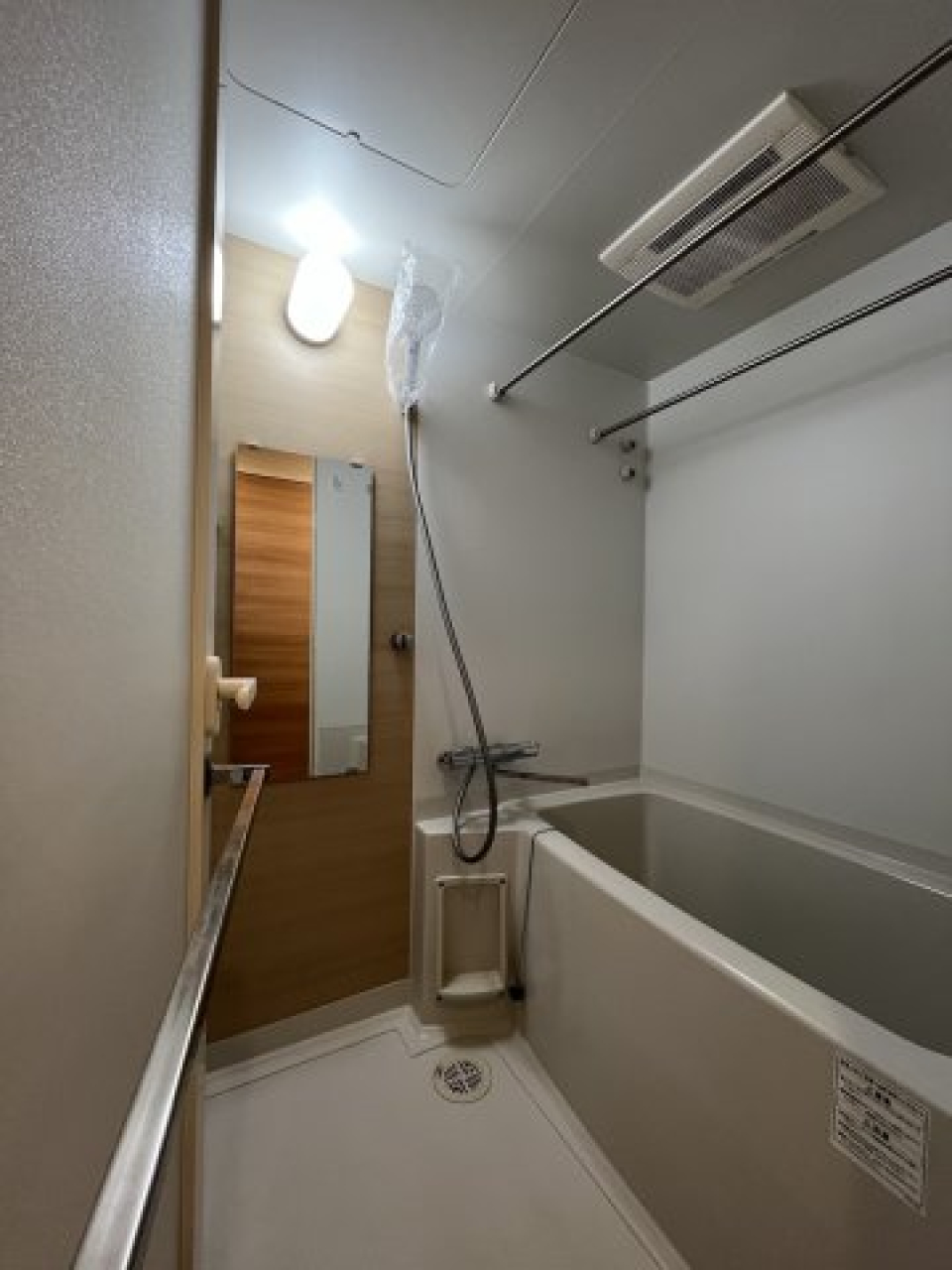 木目調のパネルの浴室が広がります。