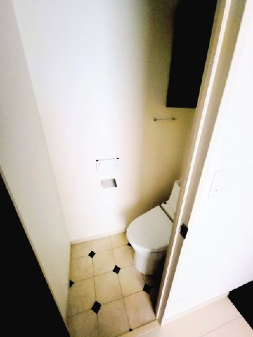 床のタイルが印象的なトイレ