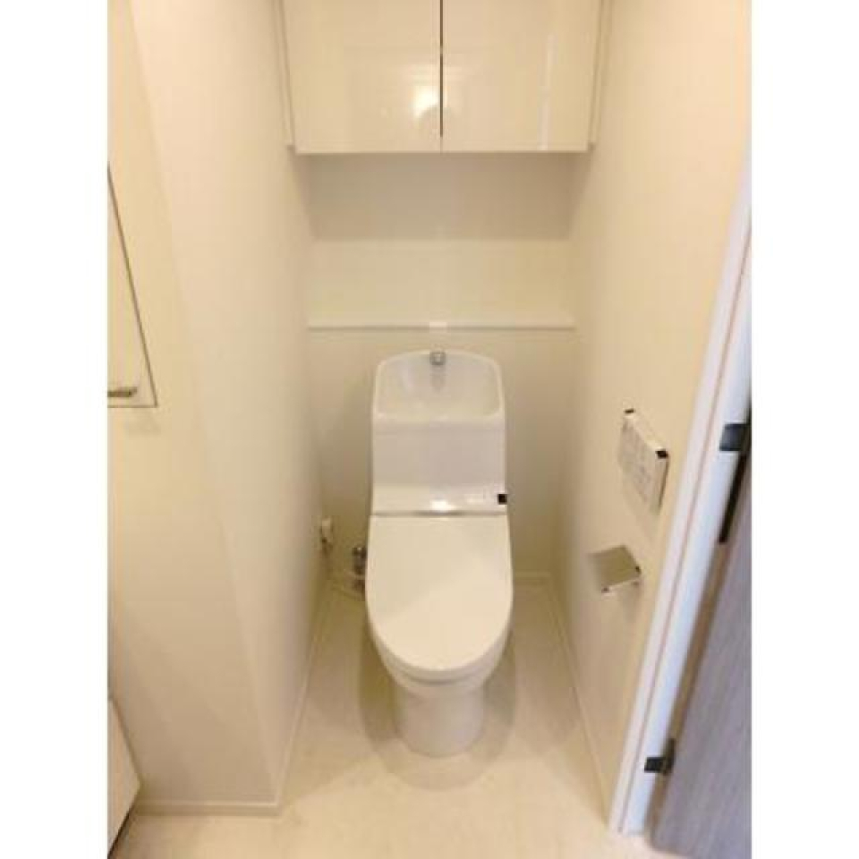 収納棚のついた便利なトイレ。
※写真は同タイプ住戸です。